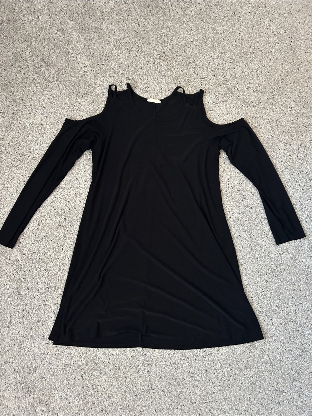 Women’s Black Cold-Shoulder Long-Sleeve Shift Dress